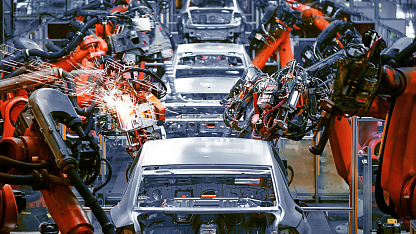 Znížená spotreba domácností oslabuje dopyt po nových automobiloch. Predaje elektroáut aj tak naberajú na sile